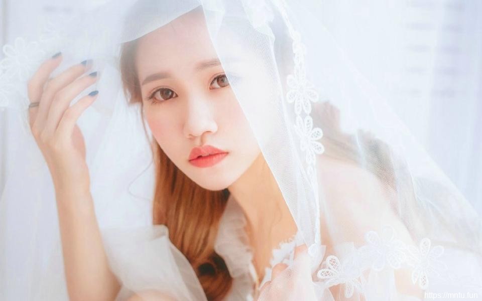 朦胧雪白的床上美女唯美私房粉嫩写真