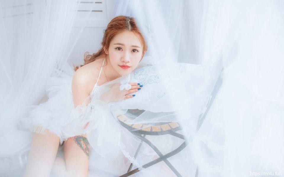 朦胧雪白的床上美女唯美私房粉嫩写真