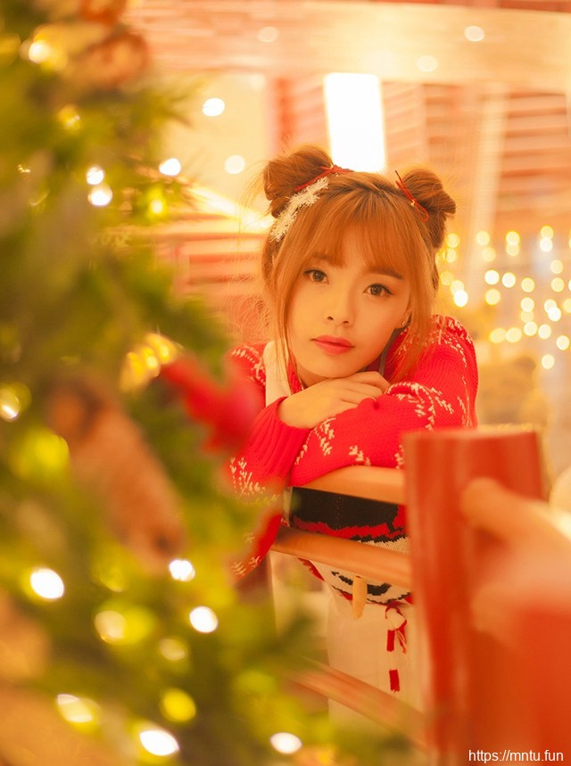 商场内的哪吒头少女背带裙可爱喜迎圣诞节