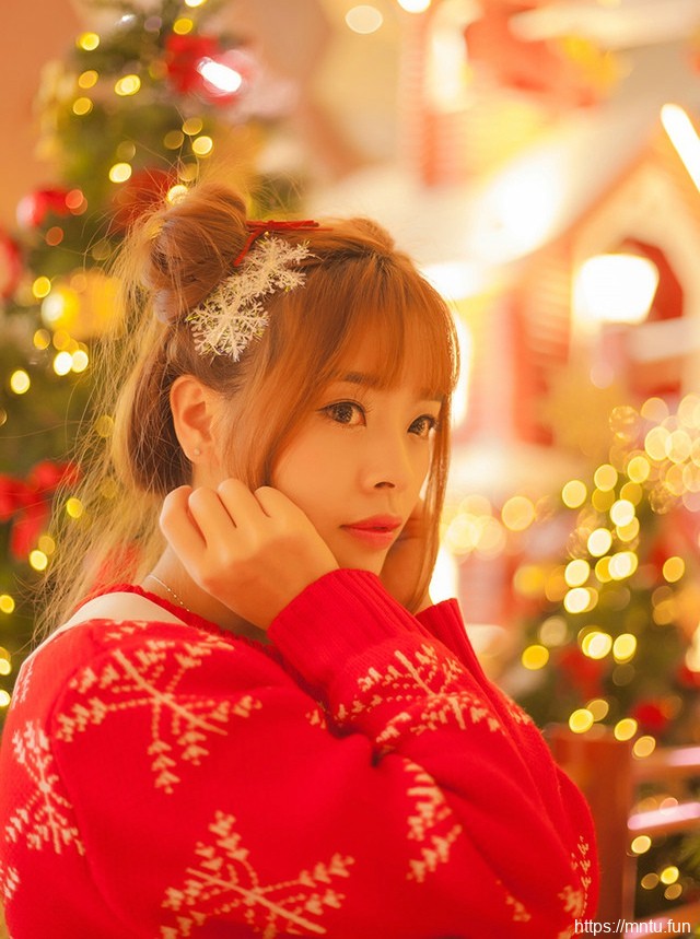 商场内的哪吒头少女背带裙可爱喜迎圣诞节