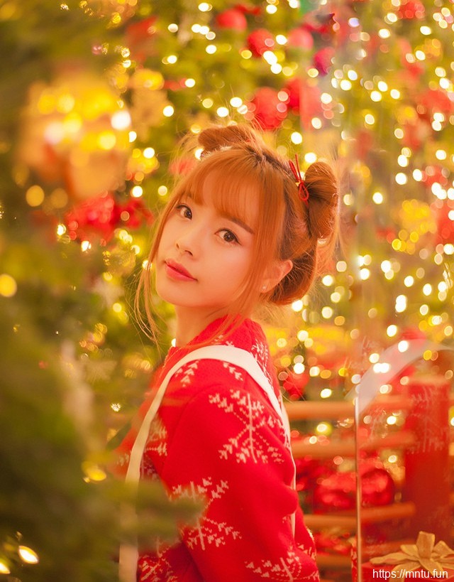 商场内的哪吒头少女背带裙可爱喜迎圣诞节