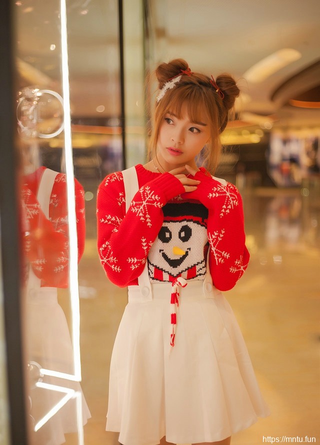 商场内的哪吒头少女背带裙可爱喜迎圣诞节