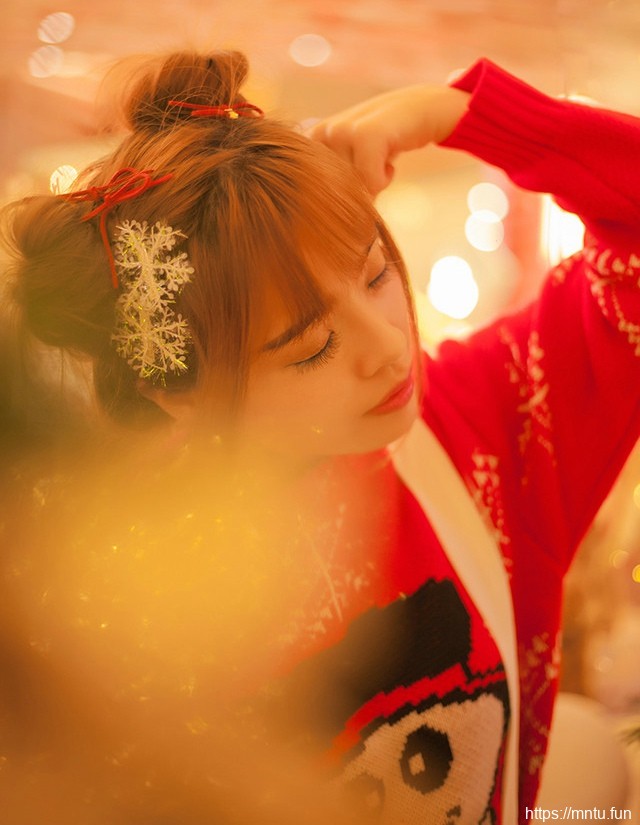 商场内的哪吒头少女背带裙可爱喜迎圣诞节