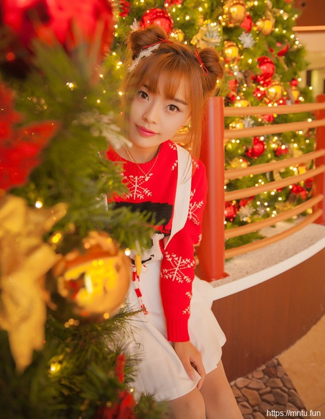 商场内的哪吒头少女背带裙可爱喜迎圣诞节