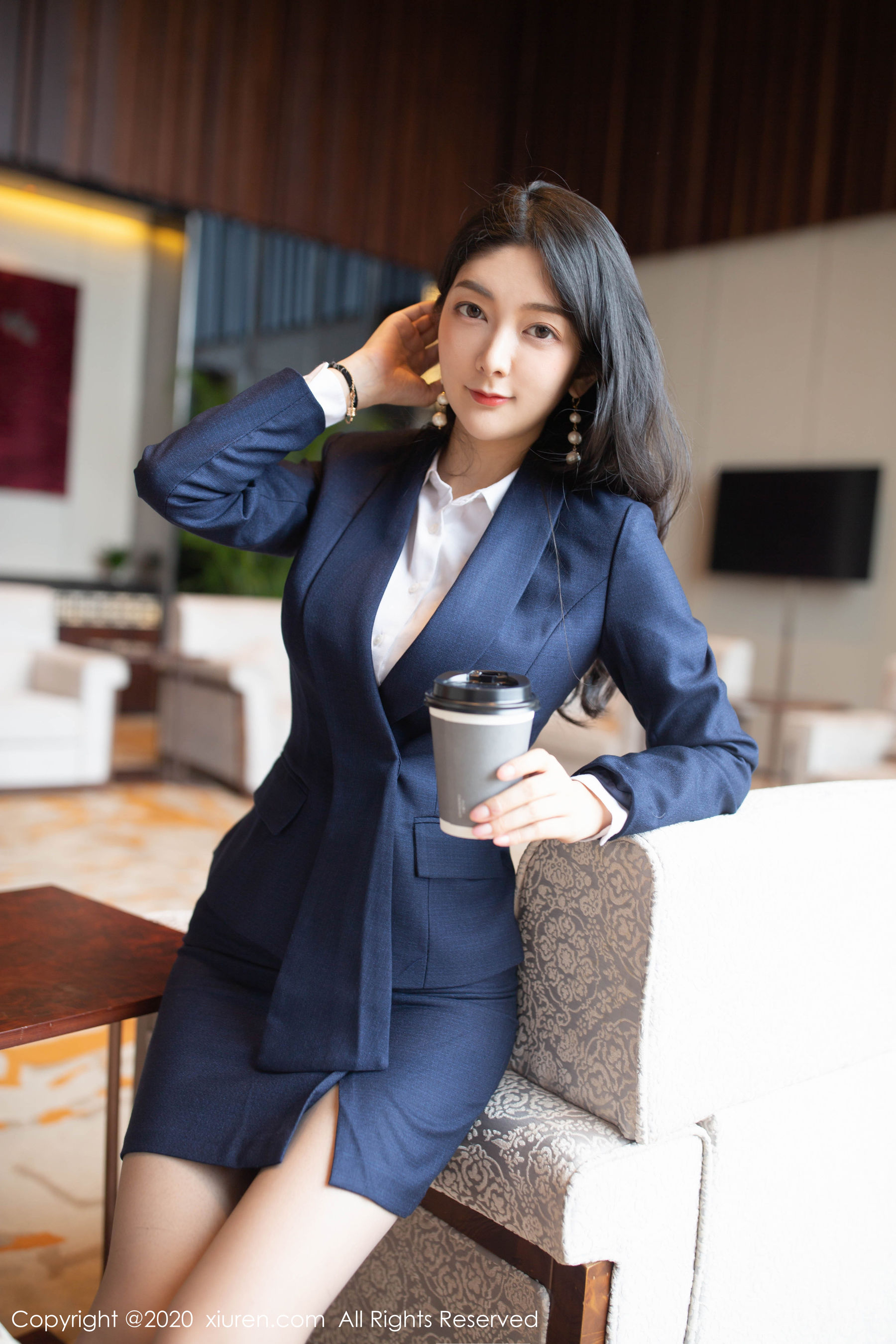 [秀人XIUREN] No.2056 Angela小热巴 《酒店里的职业白领OL主题》 写真集