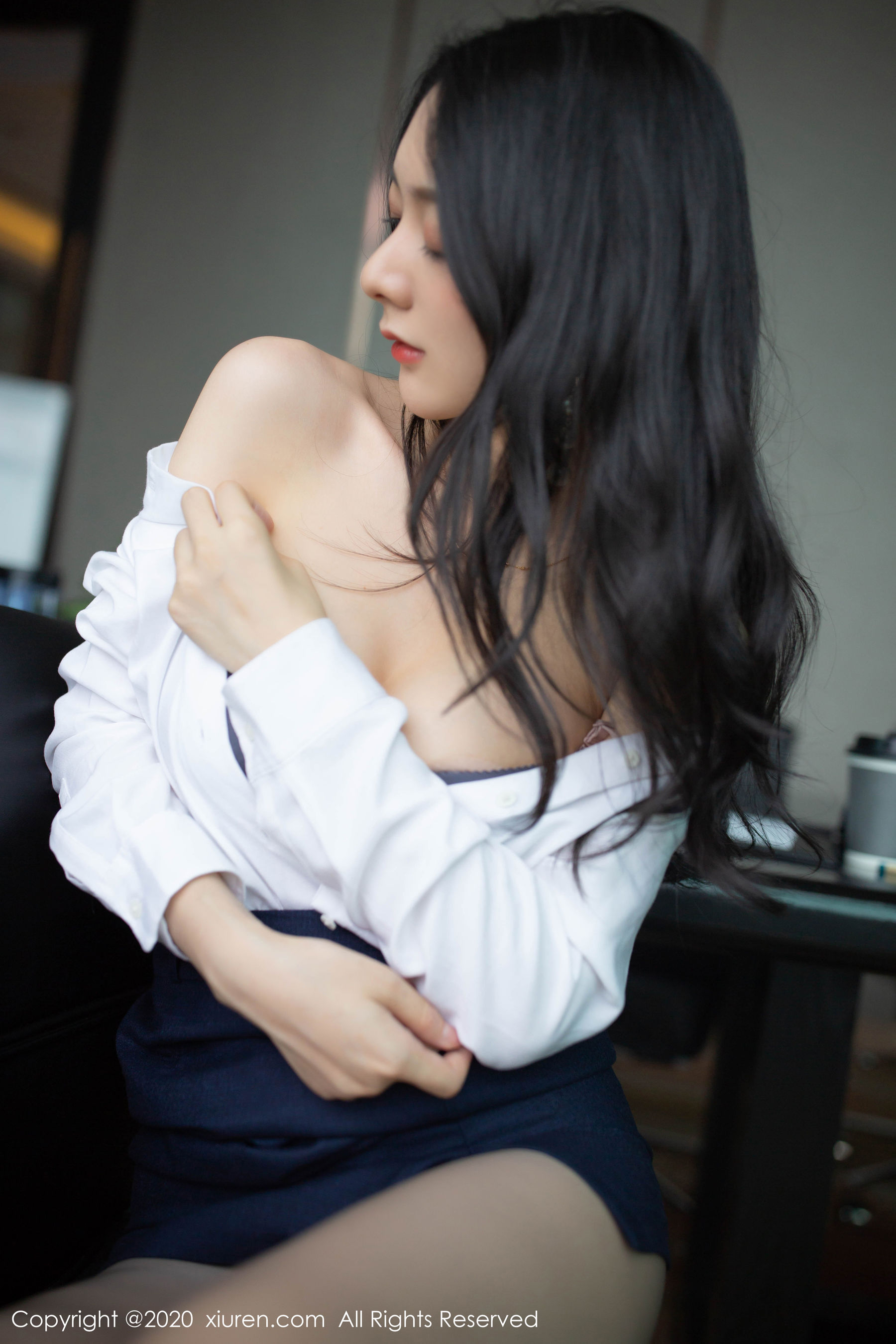 [秀人XIUREN] No.2056 Angela小热巴 《酒店里的职业白领OL主题》 写真集