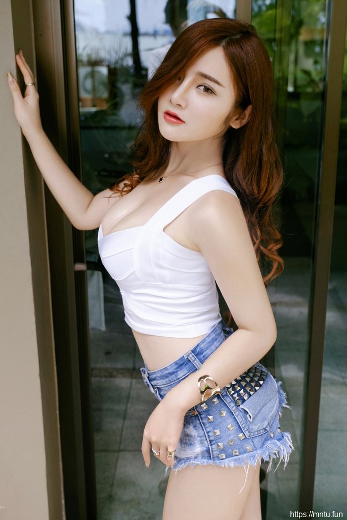 性感牛仔裤美女乳神私人游艇上诱惑写真集