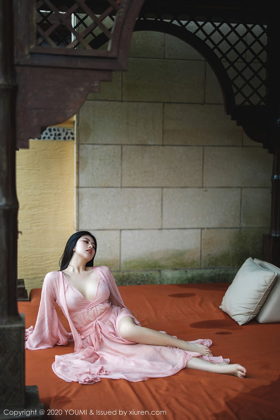 [YouMi尤蜜荟]Vol.523_女神娜露Selena西双版纳旅拍轻薄粉色长裙秀傲人豪乳诱惑写真89P