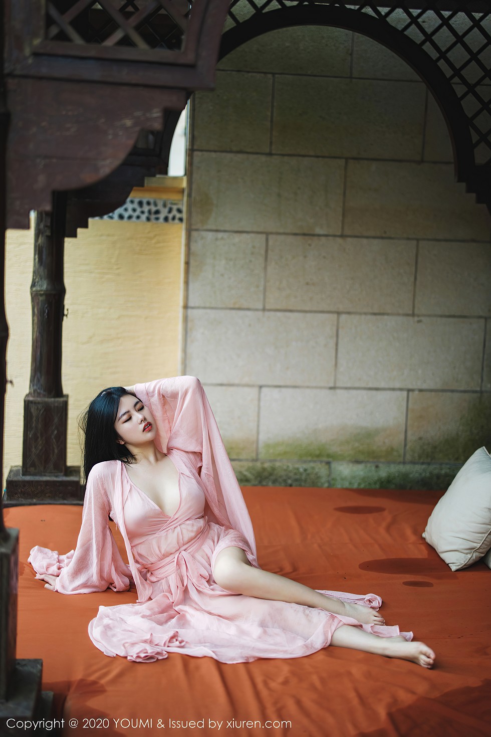 [YouMi尤蜜荟]Vol.523_女神娜露Selena西双版纳旅拍轻薄粉色长裙秀傲人豪乳诱惑写真89P