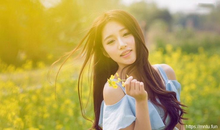 清纯氧气女孩春日油菜花田户外摄影