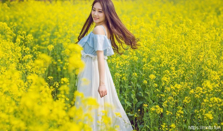 清纯氧气女孩春日油菜花田户外摄影