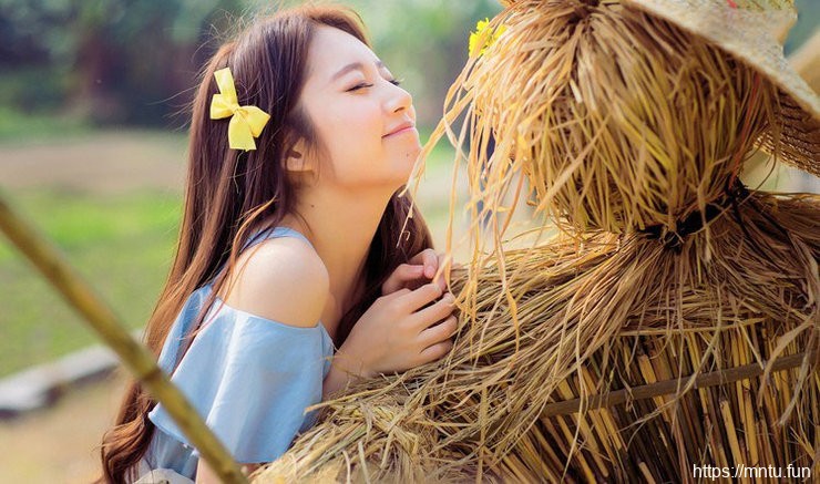 清纯氧气女孩春日油菜花田户外摄影