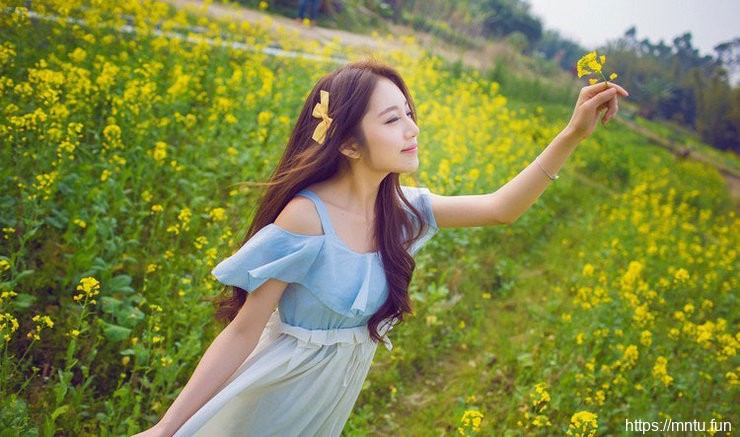 清纯氧气女孩春日油菜花田户外摄影
