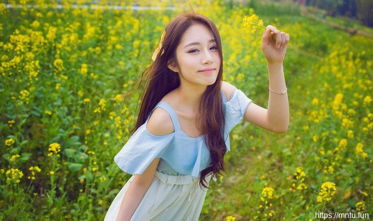 清纯氧气女孩春日油菜花田户外摄影