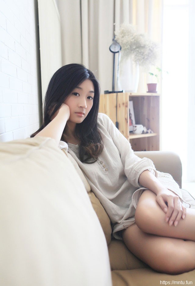 气质忧郁清纯女生慵懒迷人私房照
