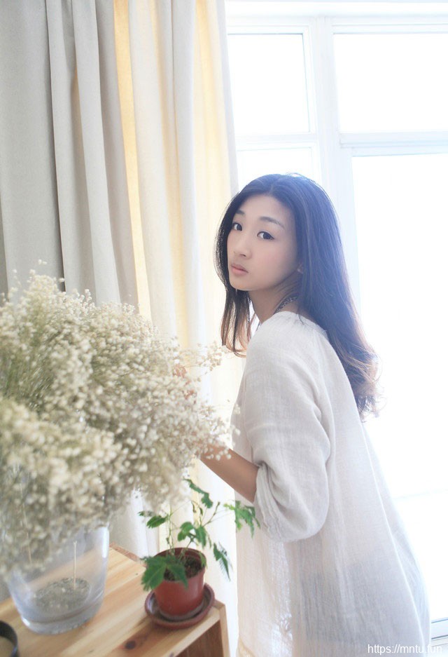 气质忧郁清纯女生慵懒迷人私房照