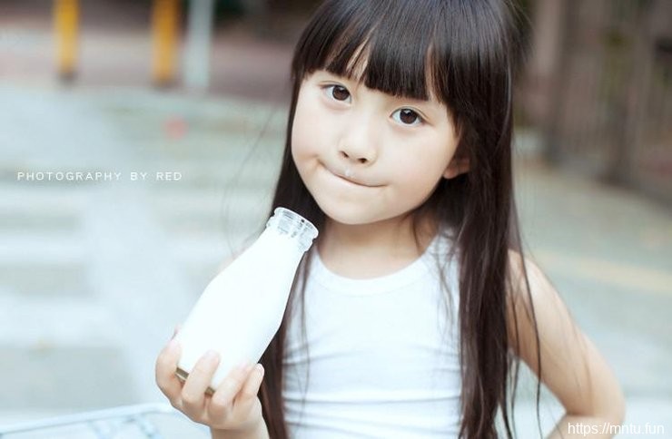 清纯邻家姐姐与萝莉玩耍温馨图片