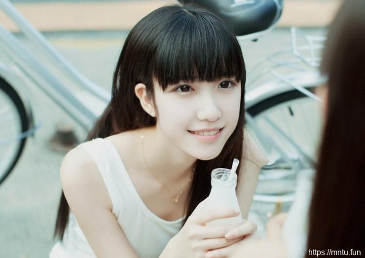 清纯邻家姐姐与萝莉玩耍温馨图片