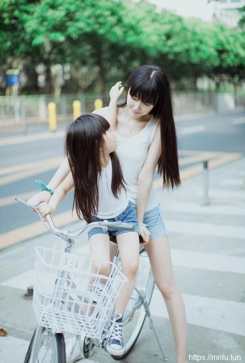 清纯邻家姐姐与萝莉玩耍温馨图片