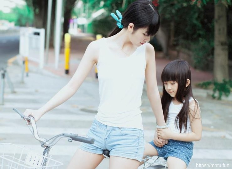 清纯邻家姐姐与萝莉玩耍温馨图片