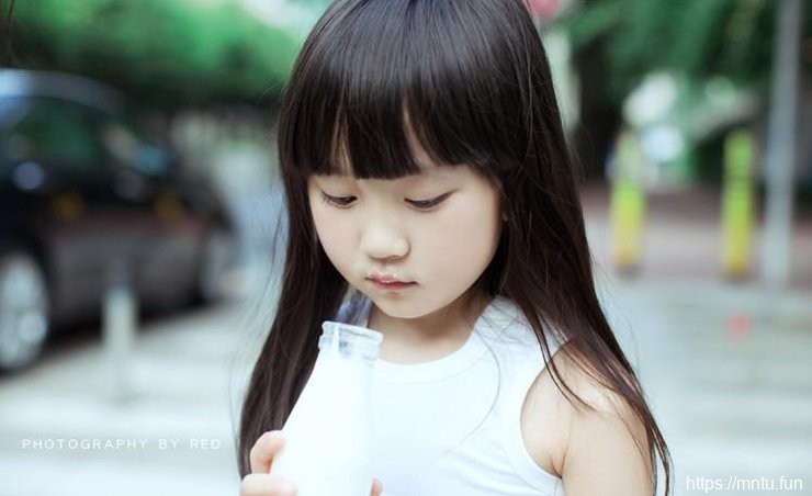 清纯邻家姐姐与萝莉玩耍温馨图片