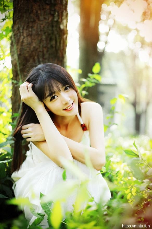 长发清纯少女森系白裙甜美艺术照