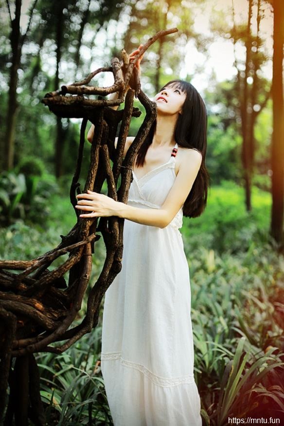 长发清纯少女森系白裙甜美艺术照