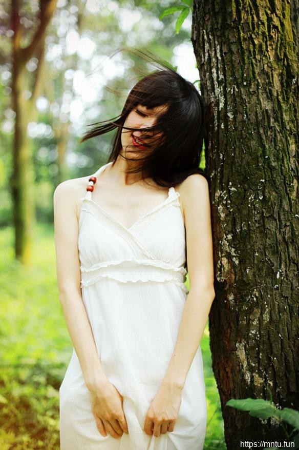 长发清纯少女森系白裙甜美艺术照