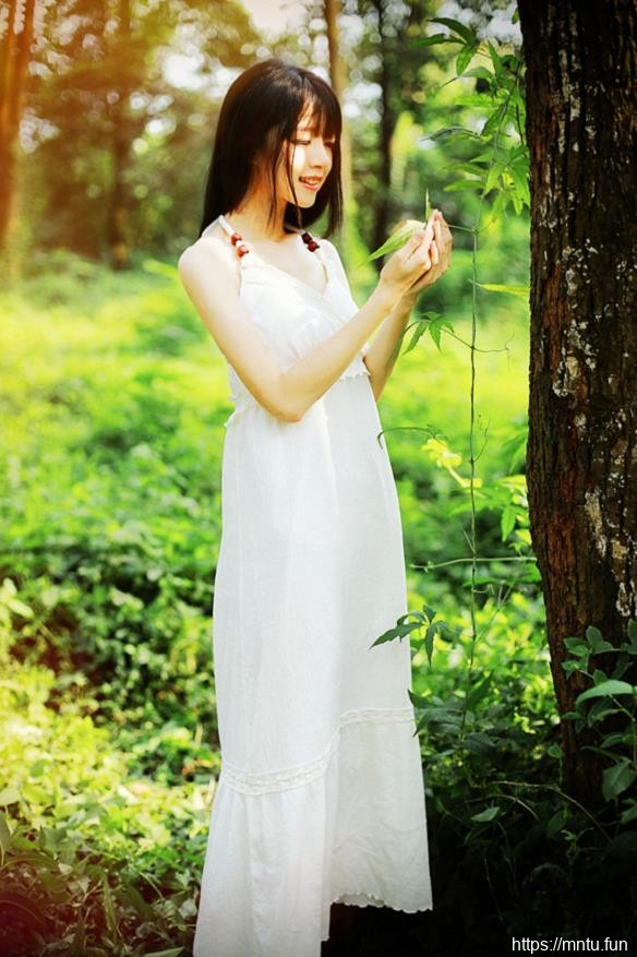 长发清纯少女森系白裙甜美艺术照