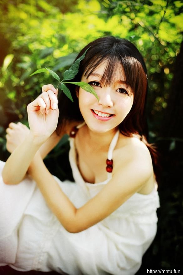 长发清纯少女森系白裙甜美艺术照