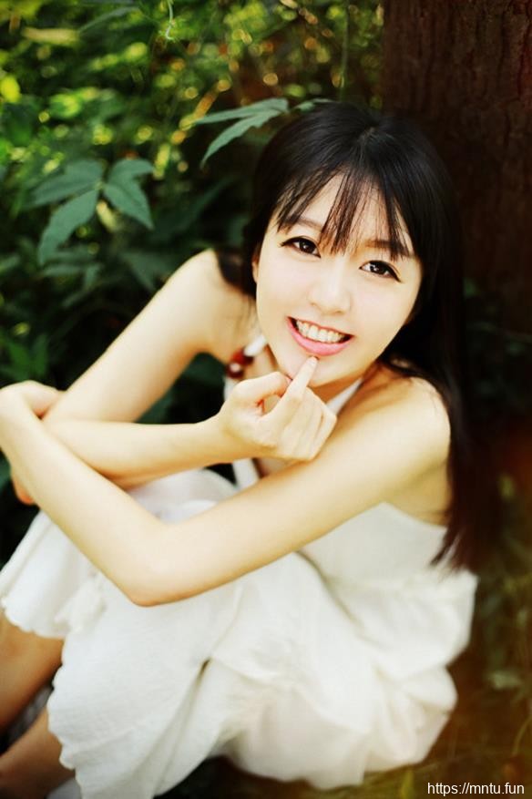 长发清纯少女森系白裙甜美艺术照