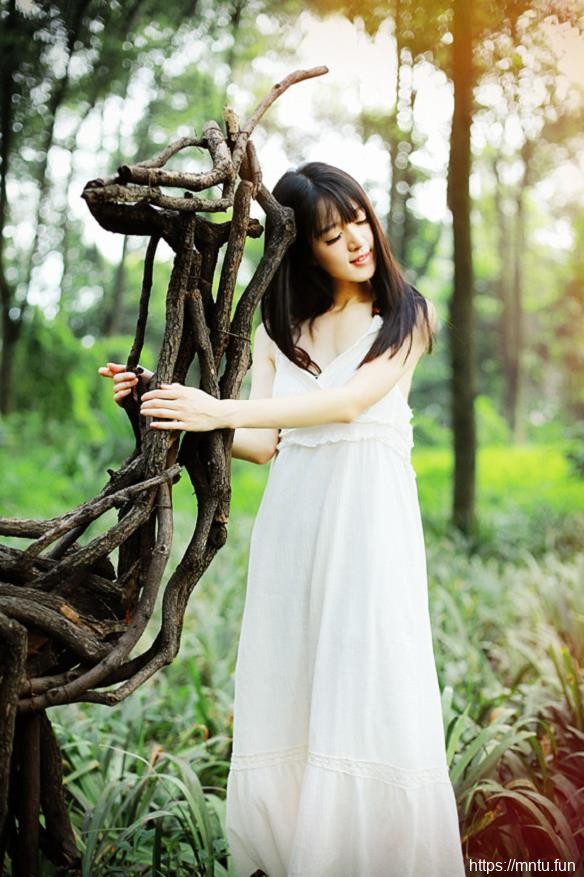 长发清纯少女森系白裙甜美艺术照