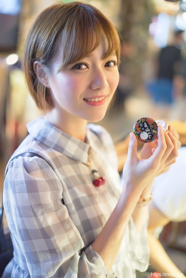 可爱清纯大眼女生撒娇卖萌街拍