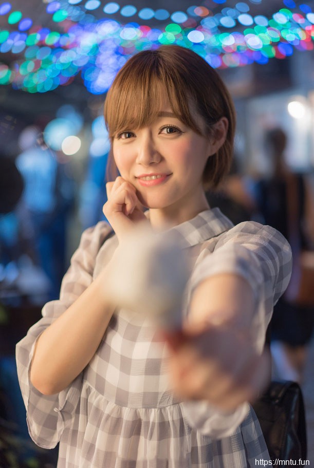 可爱清纯大眼女生撒娇卖萌街拍