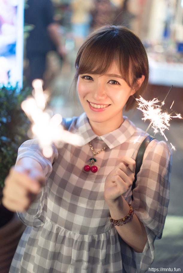 可爱清纯大眼女生撒娇卖萌街拍