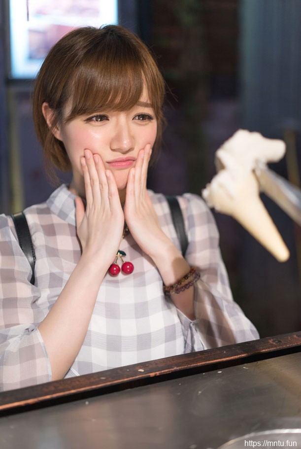 可爱清纯大眼女生撒娇卖萌街拍