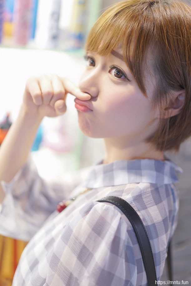 可爱清纯大眼女生撒娇卖萌街拍