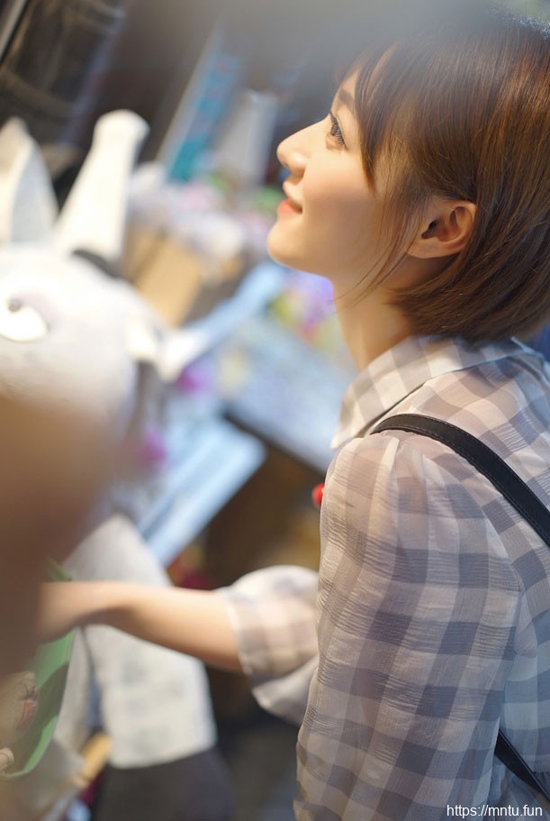 可爱清纯大眼女生撒娇卖萌街拍