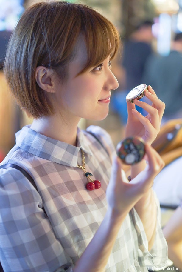 可爱清纯大眼女生撒娇卖萌街拍