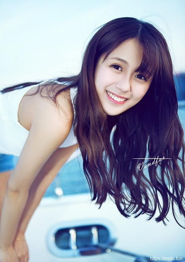 90后性感美女妹子快乐游艇之旅照片