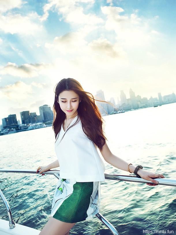 90后性感美女妹子快乐游艇之旅照片