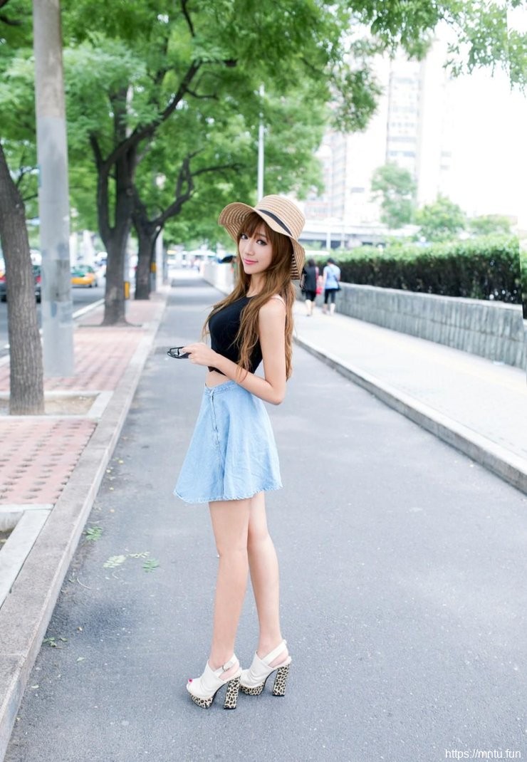 漂亮性感校花夏日清纯街拍