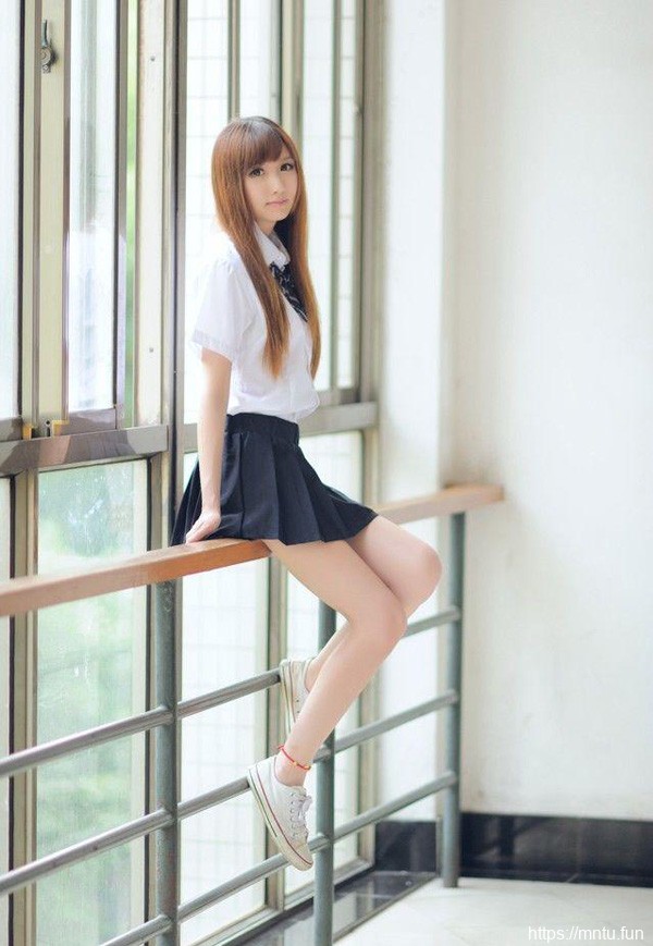 00后清纯少女校服妹迷人艺术照