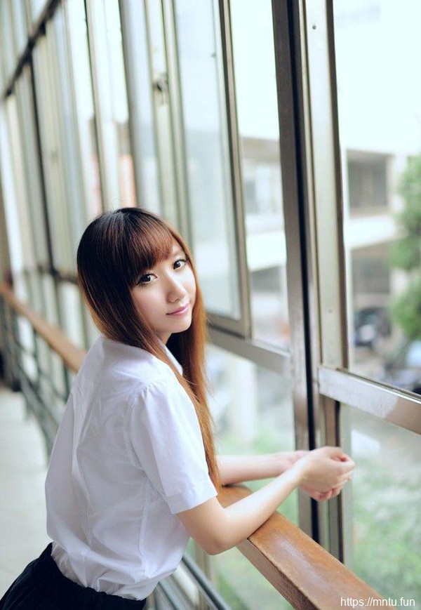 00后清纯少女校服妹迷人艺术照