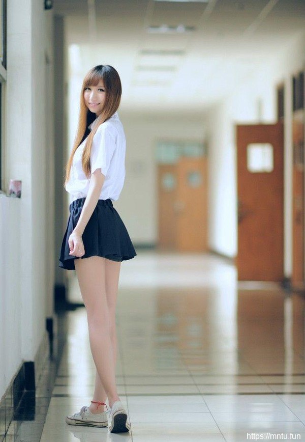 00后清纯少女校服妹迷人艺术照