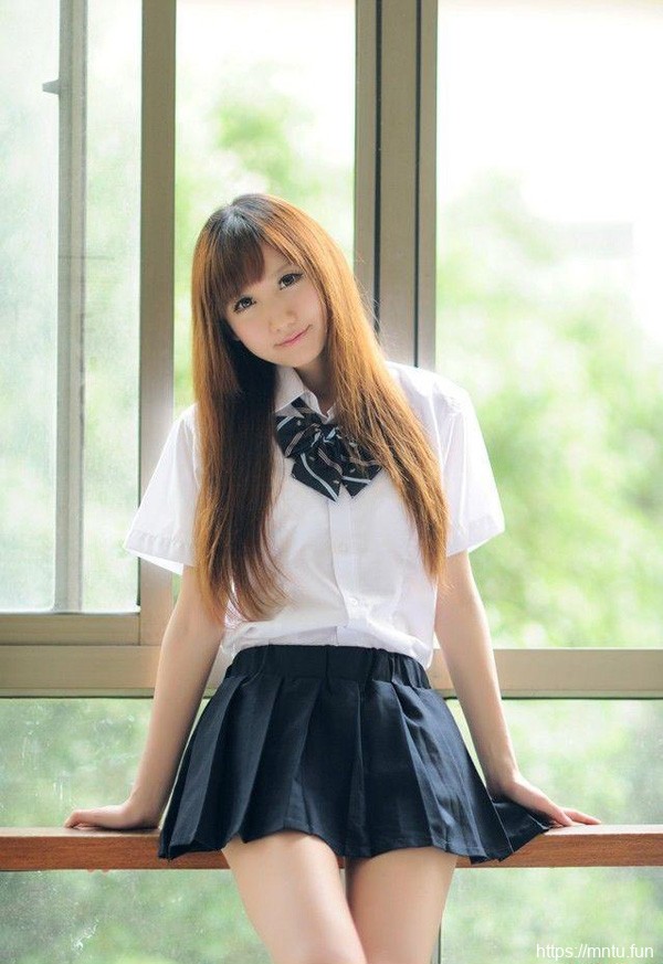 00后清纯少女校服妹迷人艺术照