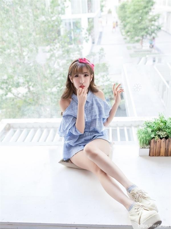 00后白皙美腿妹子清纯生活照