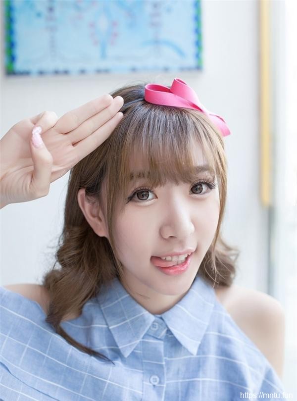 00后白皙美腿妹子清纯生活照