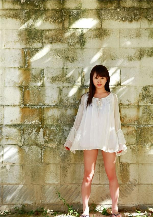 夏日海边度假的清纯日本美女生活照