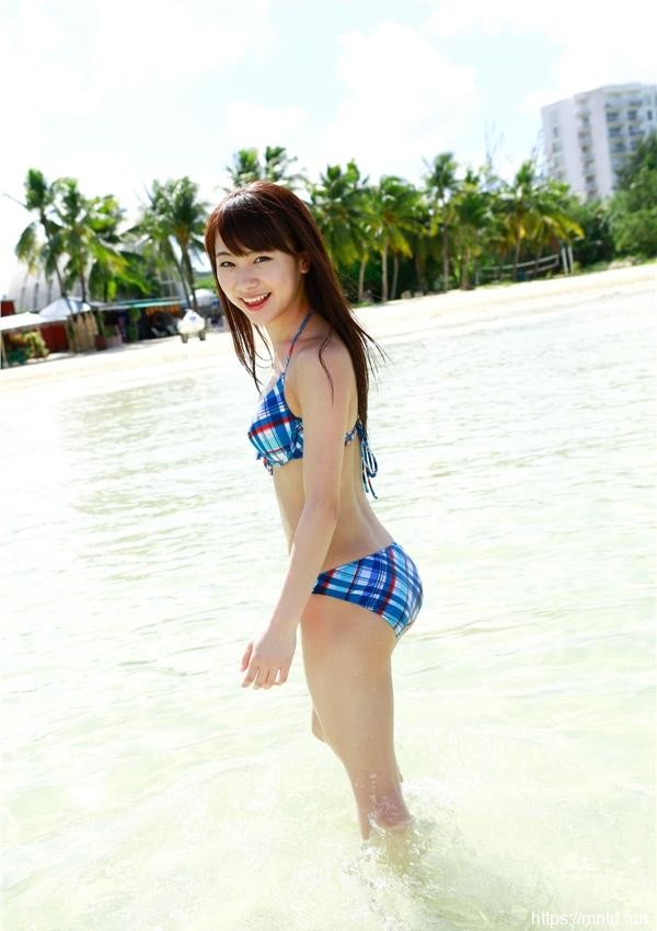 夏日海边度假的清纯日本美女生活照